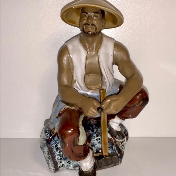 Vintage Man Wearing Hat, Seated With Hammer Glazed Mudware Figurine - Picture 10 of 12